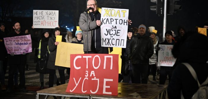 [Фото] Граѓани на протест дадоа „жолт картон“ за Усје и Министерството за животна средина