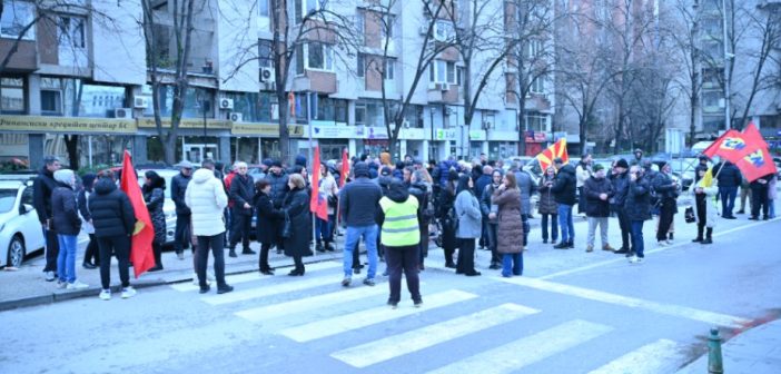 ССМ одржа блокада пред Собранието, работниците бараат исполнување на барањето за минимална плата од 600 евра
