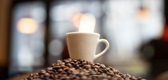 Кофеинот штити од деменција: Љубителите на кафе поспоро стареат