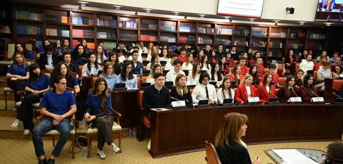 Млади дебатираа во Собранието за врсничко насилство, лажни вести и невработеност