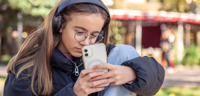 Премногу време пред екран го влошува сонот и го зголемува ризикот од депресија кај тинејџерите