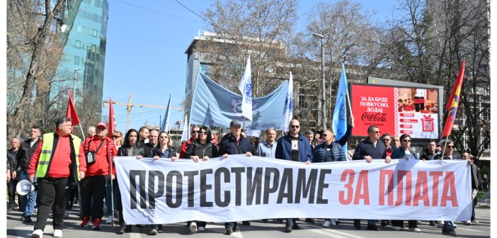 (Фото + видео) Нов работнички протест предводен од ССМ: Нема откажување од барањата, најавен генерален штрајк